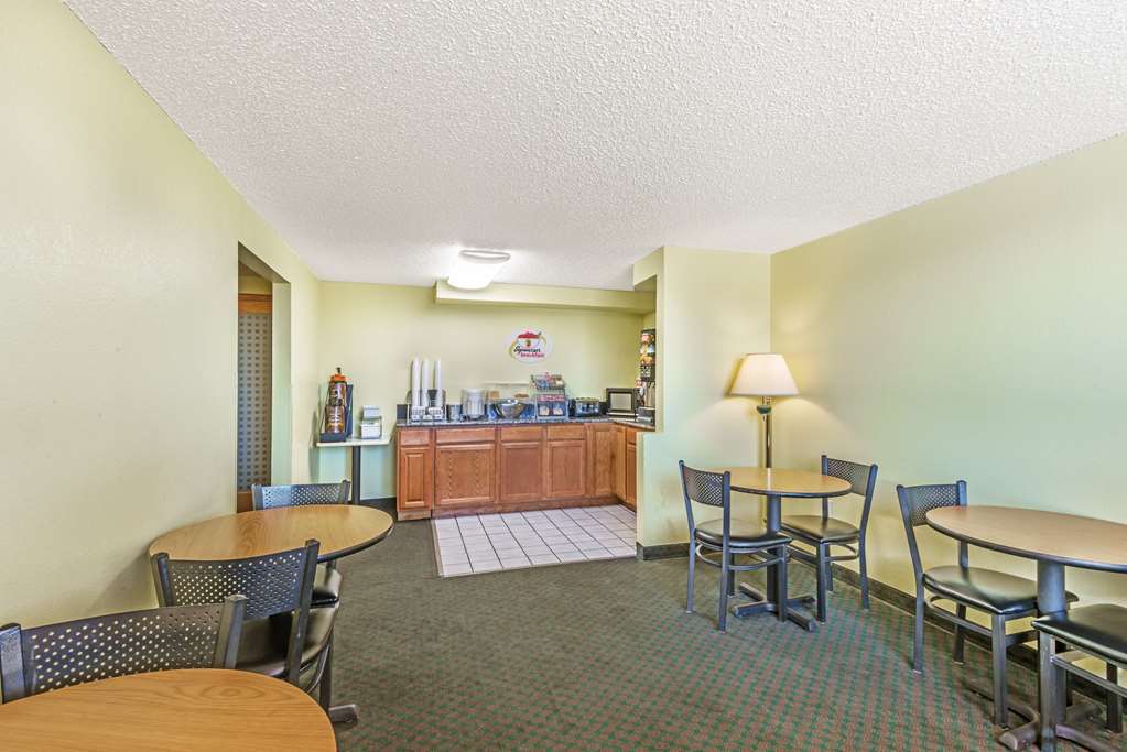 Hotel Super 8 By Wyndham Pueblo Facilidades foto